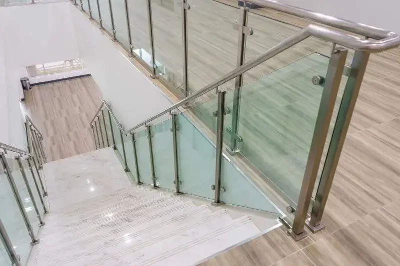 schody marmurowe białe